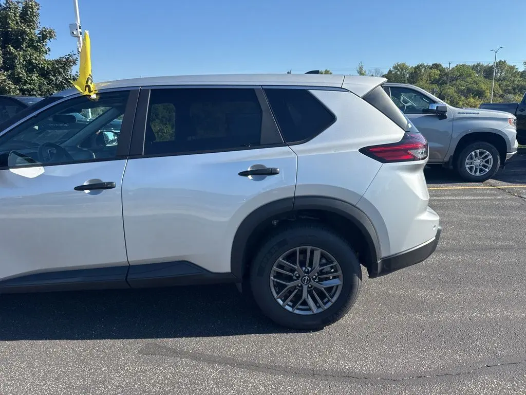 2024 Nissan Rogue S photo 5