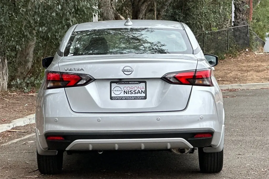 2025 Nissan Versa 1.6 SV photo 5