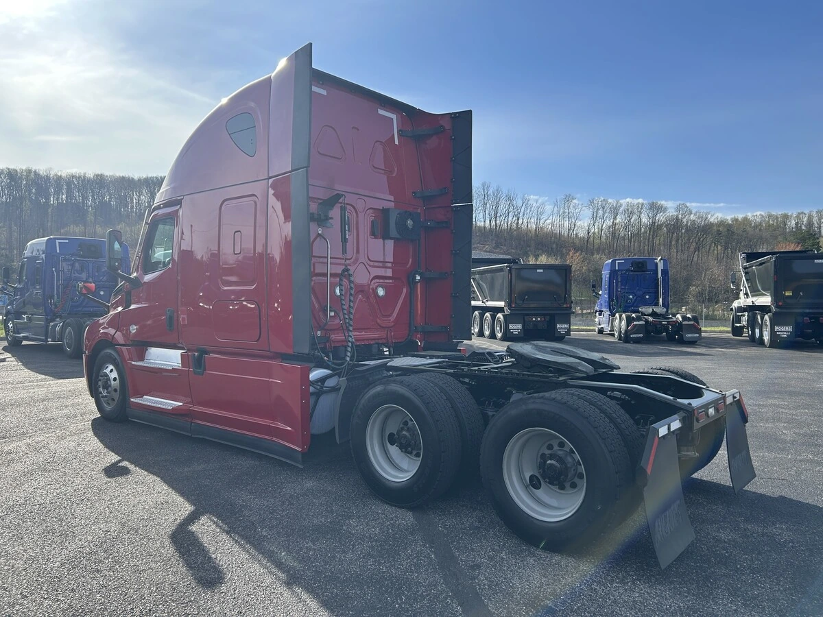2023 Freightliner Cascadia - image 3