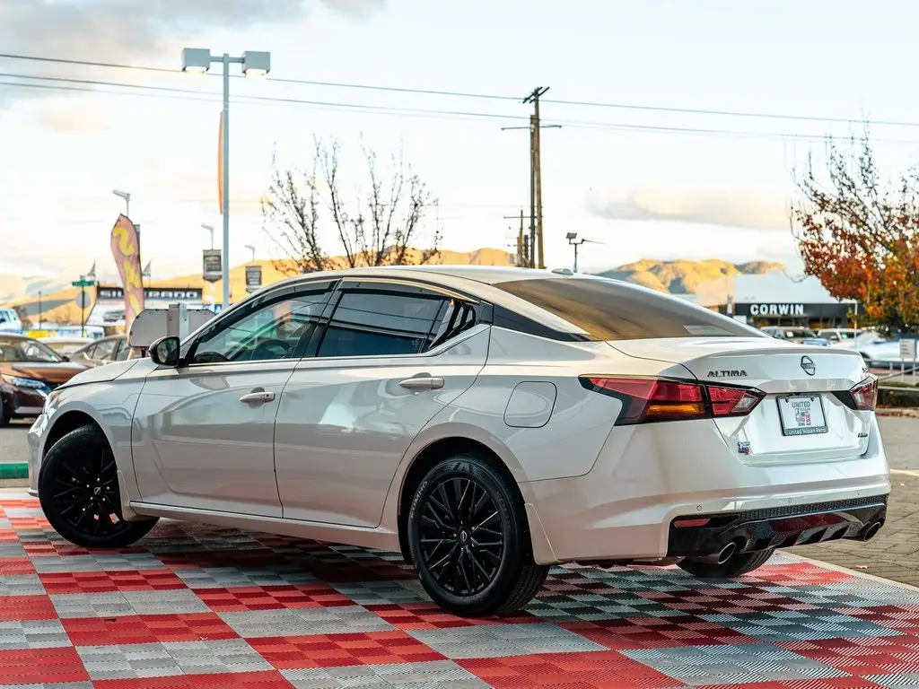 2024 Nissan Altima 2.5 SR photo 3