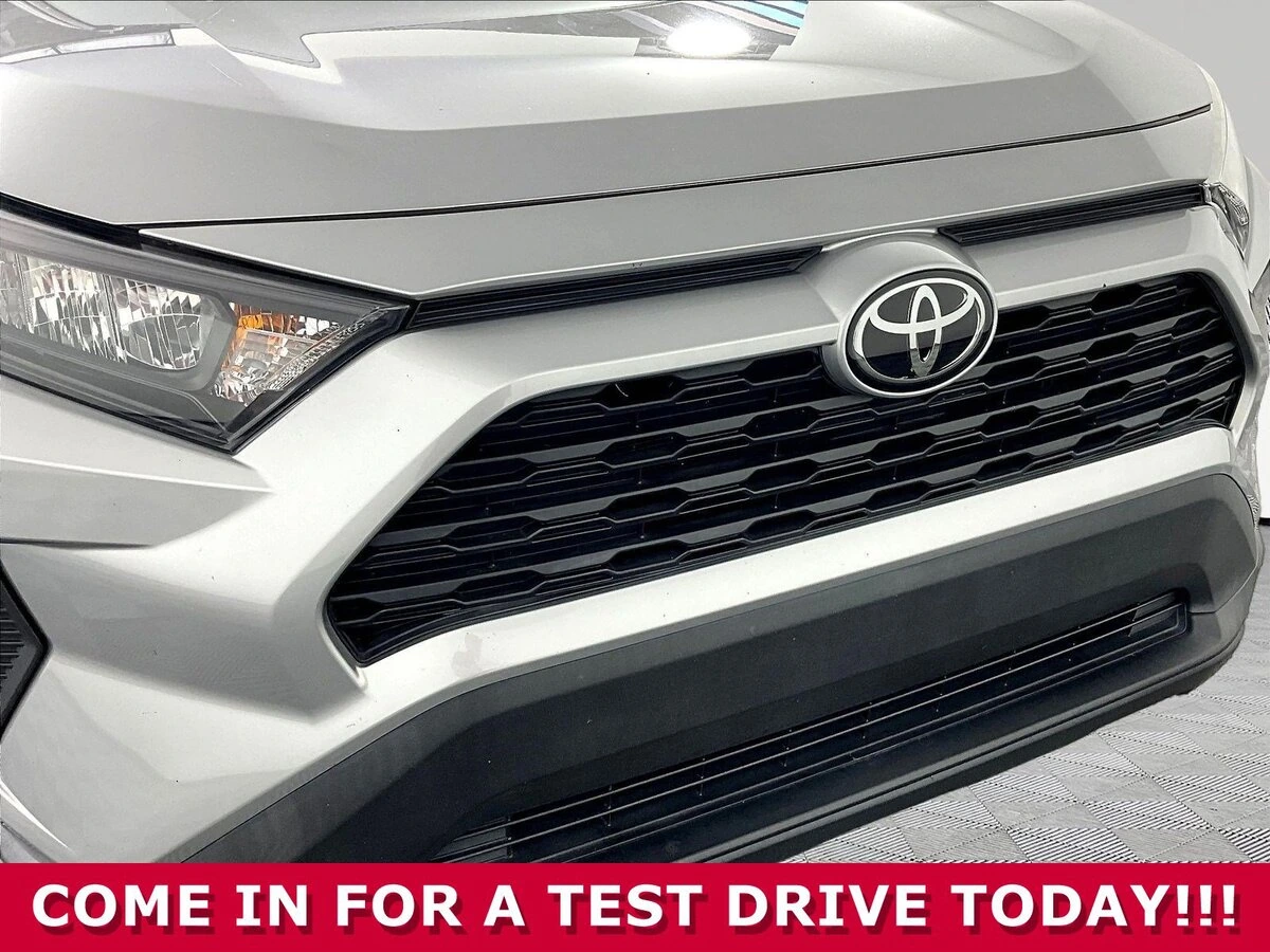 2019 Toyota RAV4 LE - Photo 28