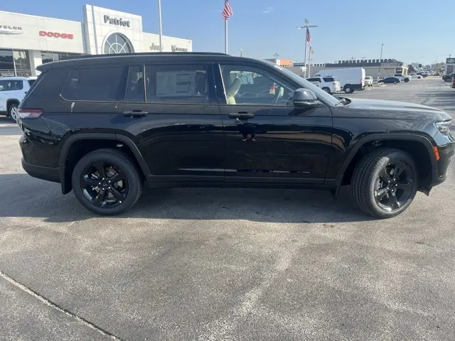 2025 Jeep Grand Cherokee Limited photo 2