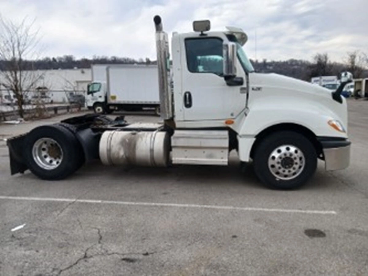 2020 International LT - image 2