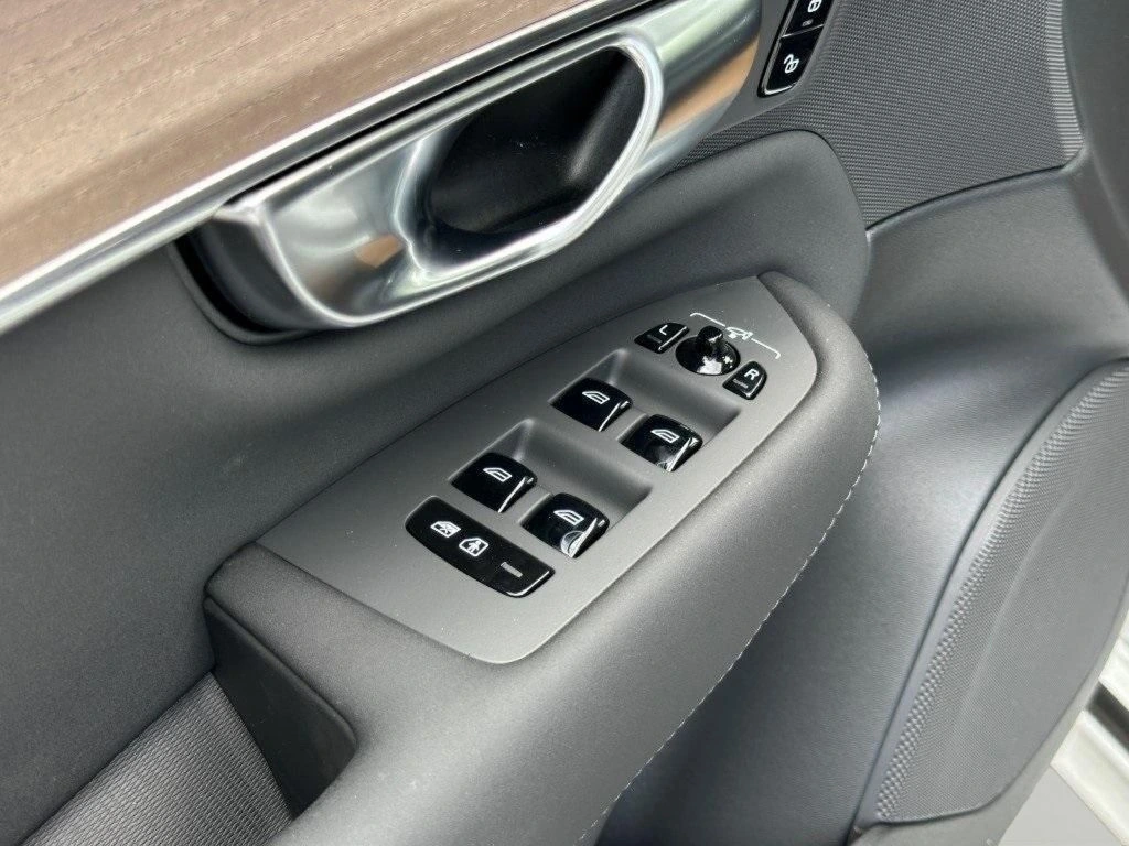 2025 Volvo - image 17
