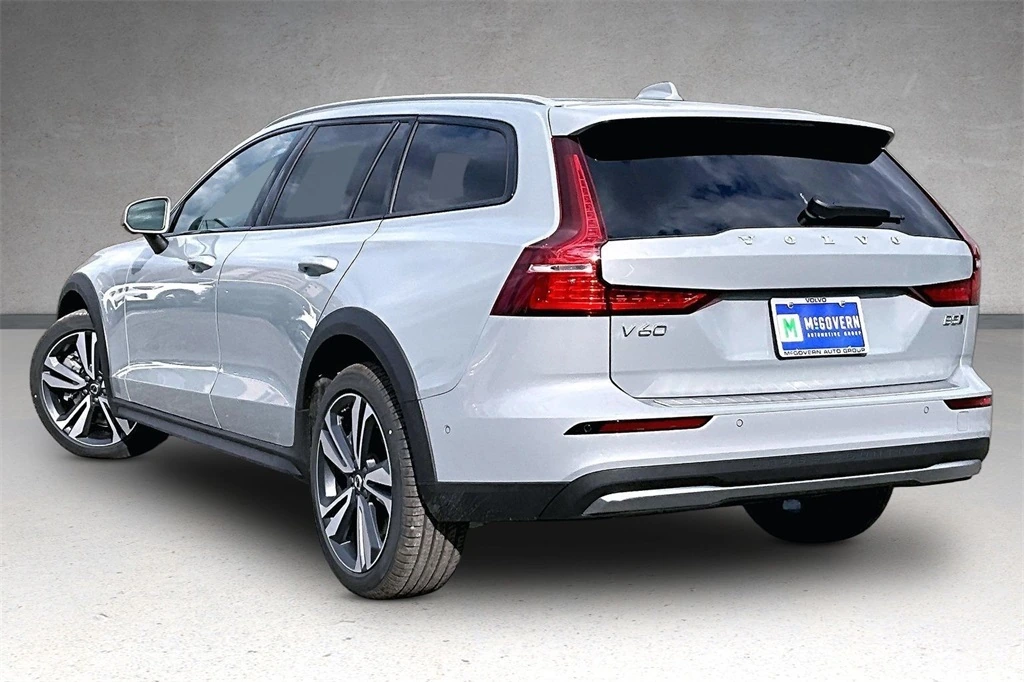 2026 Volvo - image 3