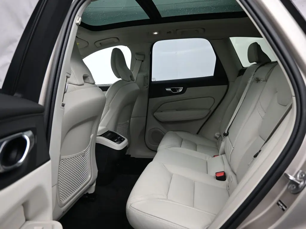 2026 Volvo - image 25