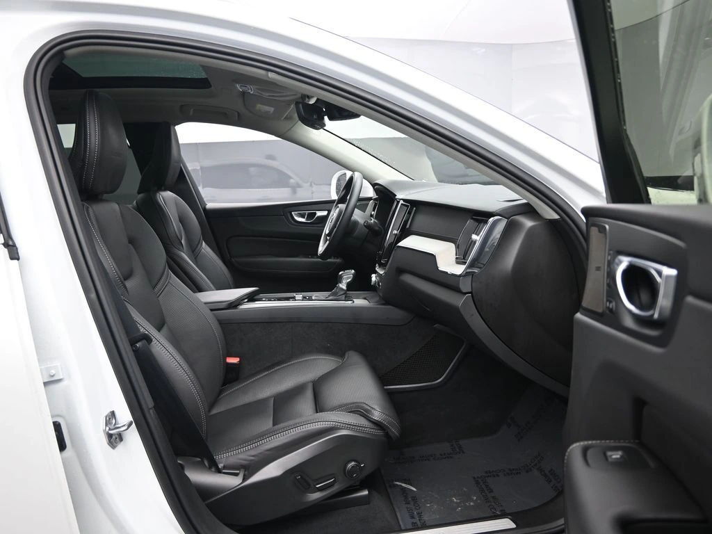 2020 Volvo - image 34