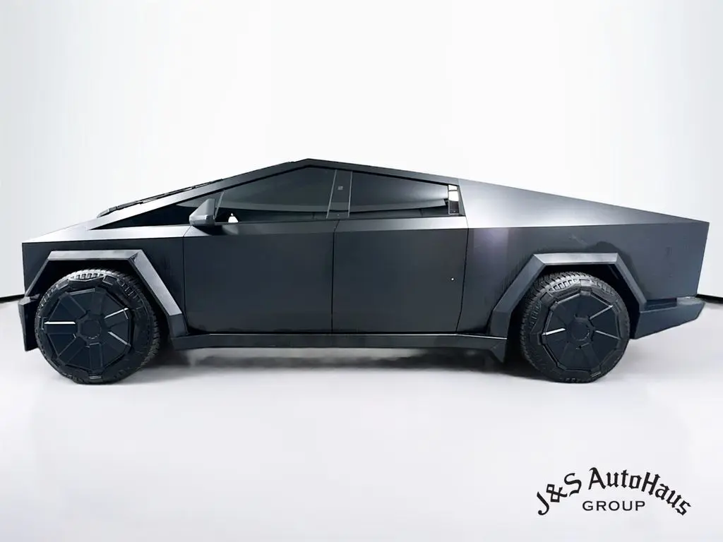 2024 Tesla Cybertruck photo 4