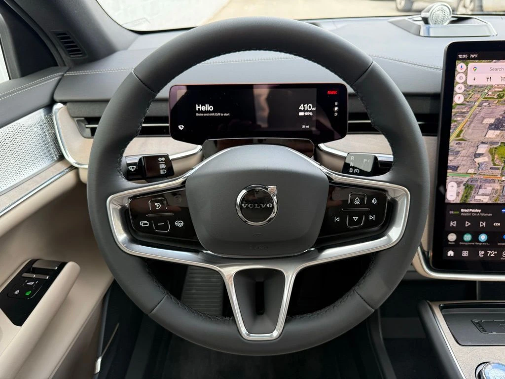 2025 Volvo - image 14