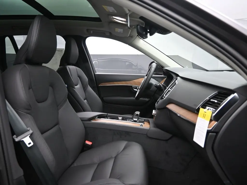 2025 Volvo - image 30