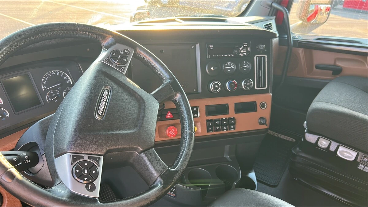 2022 Freightliner Cascadia — photo 6