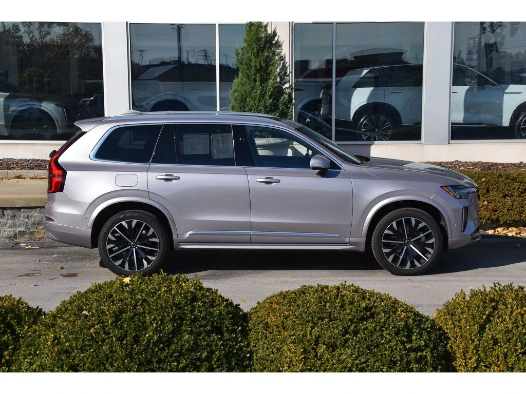 2026 Volvo - image 3