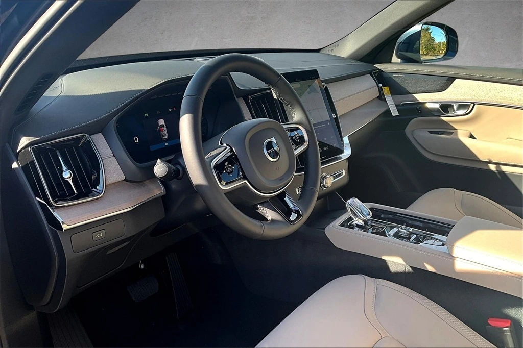 2026 Volvo - image 7