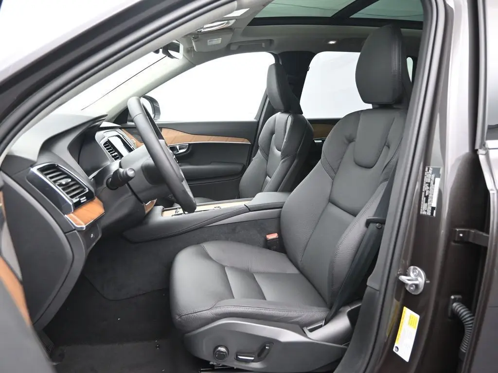 2025 Volvo - image 21