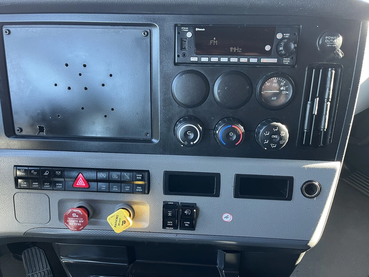 2022 Freightliner Cascadia - image 23