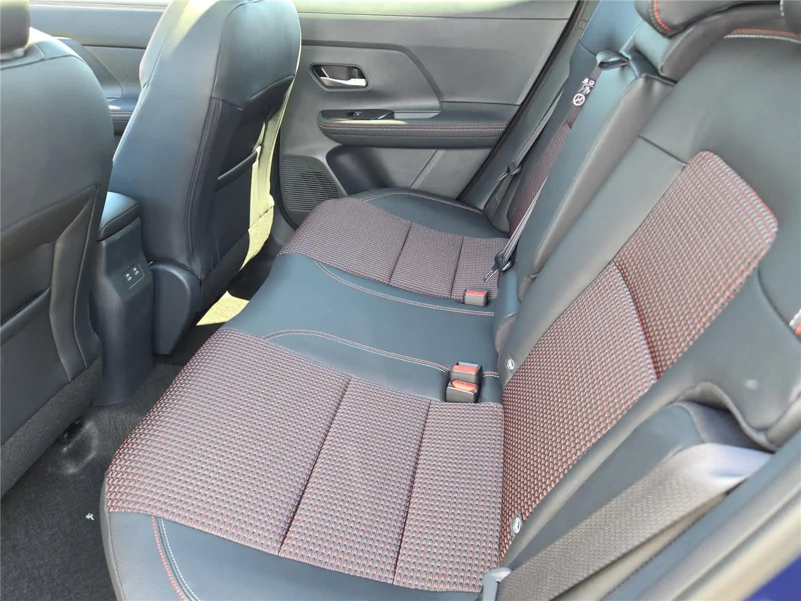 2025 Nissan Kicks SR photo 3