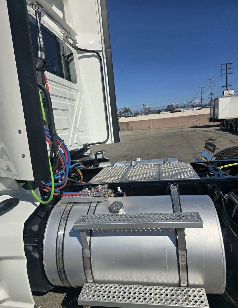 2026 International LT in CA — photo 6