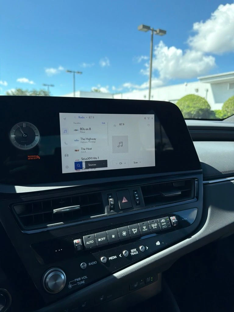 2025 Lexus ES 350 - Photo 17