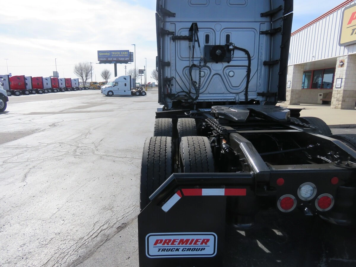 2023 Freightliner Cascadia - image 4