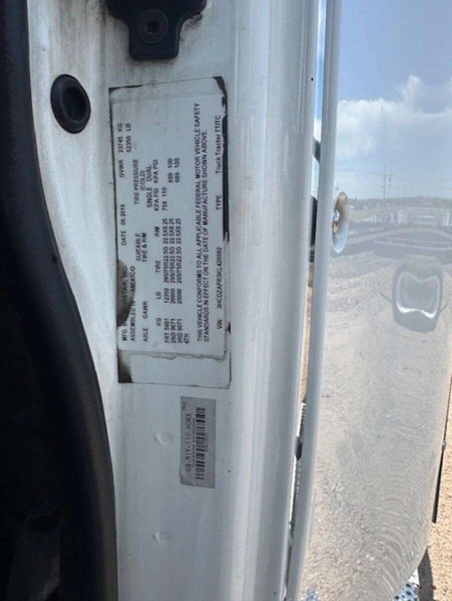 2019 International LT - image 13