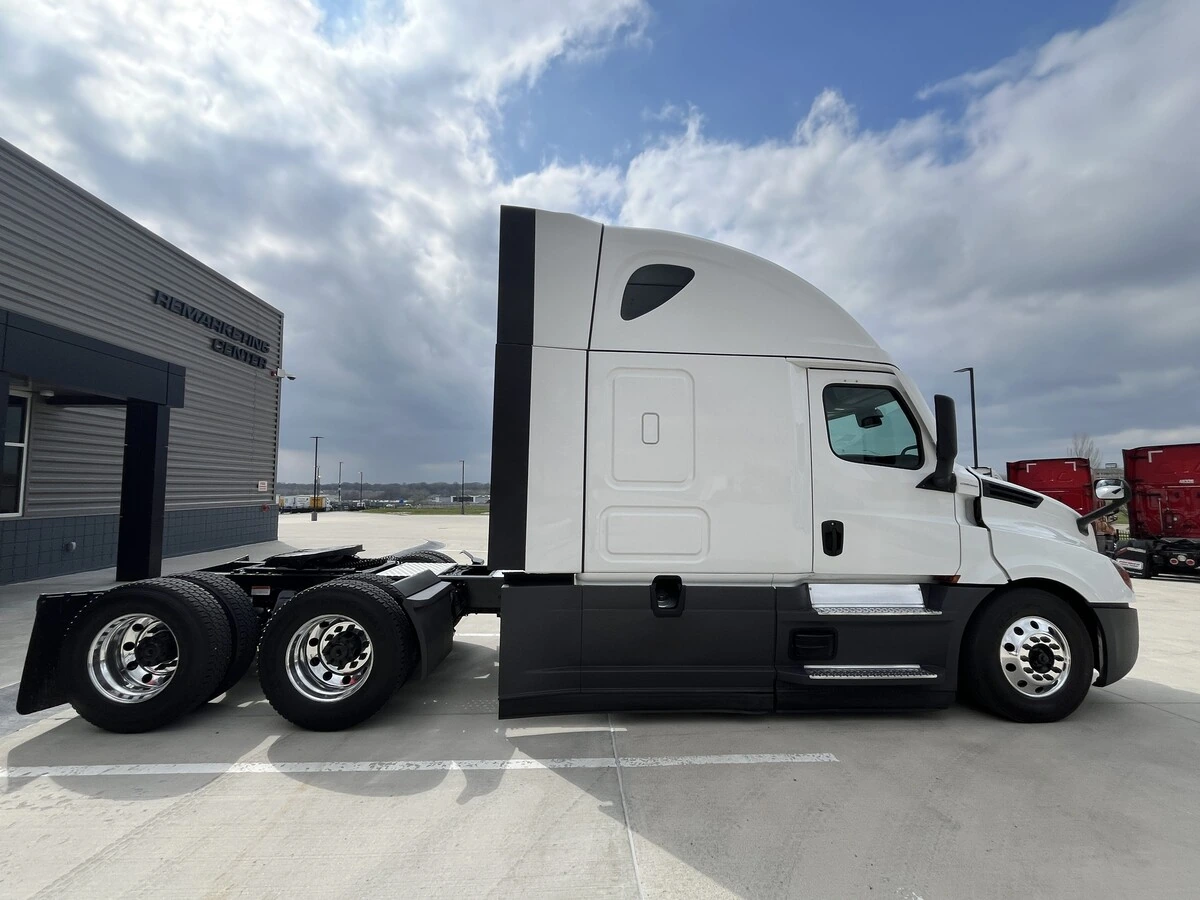 2023 Freightliner Cascadia - image 20