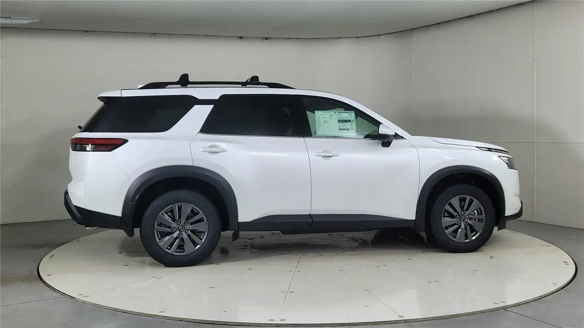 2025 Nissan Pathfinder SV photo 3