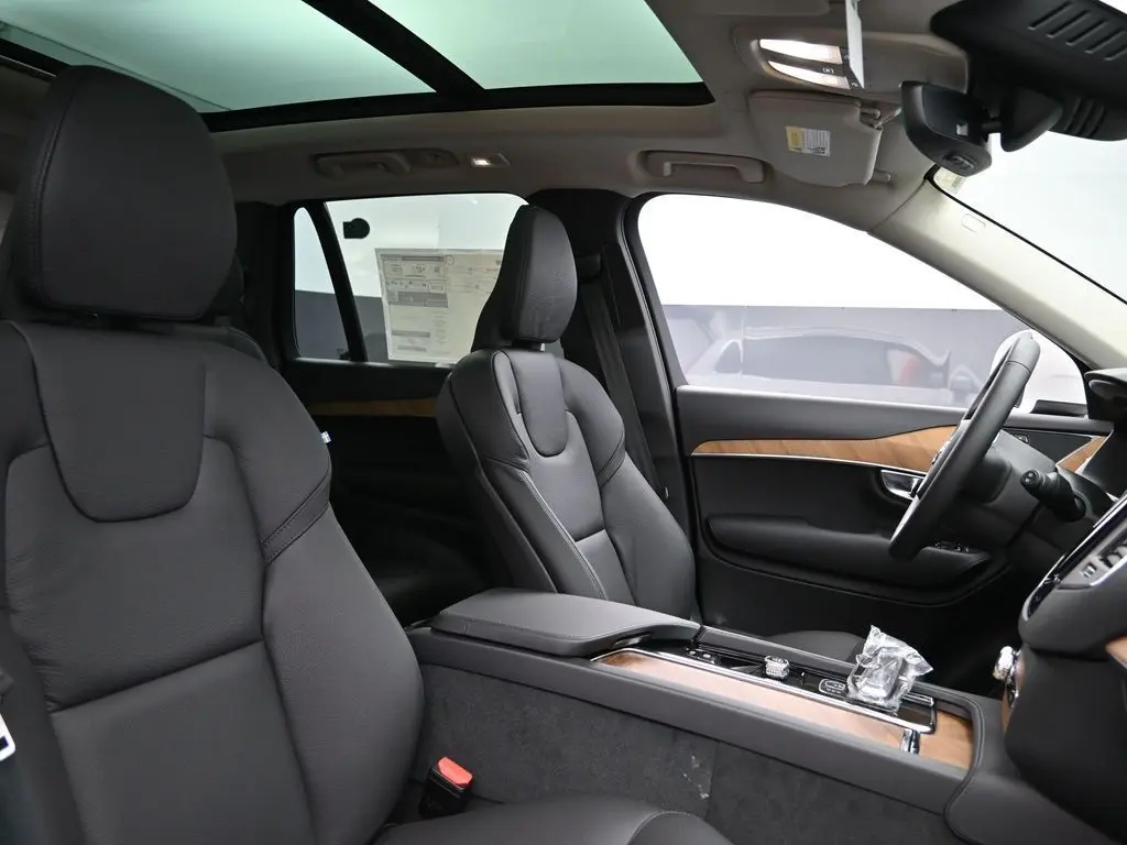 2025 Volvo - image 29
