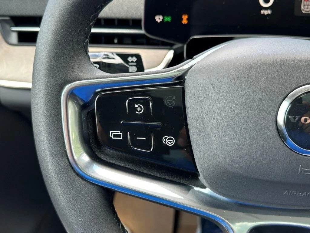 2025 Volvo - image 24