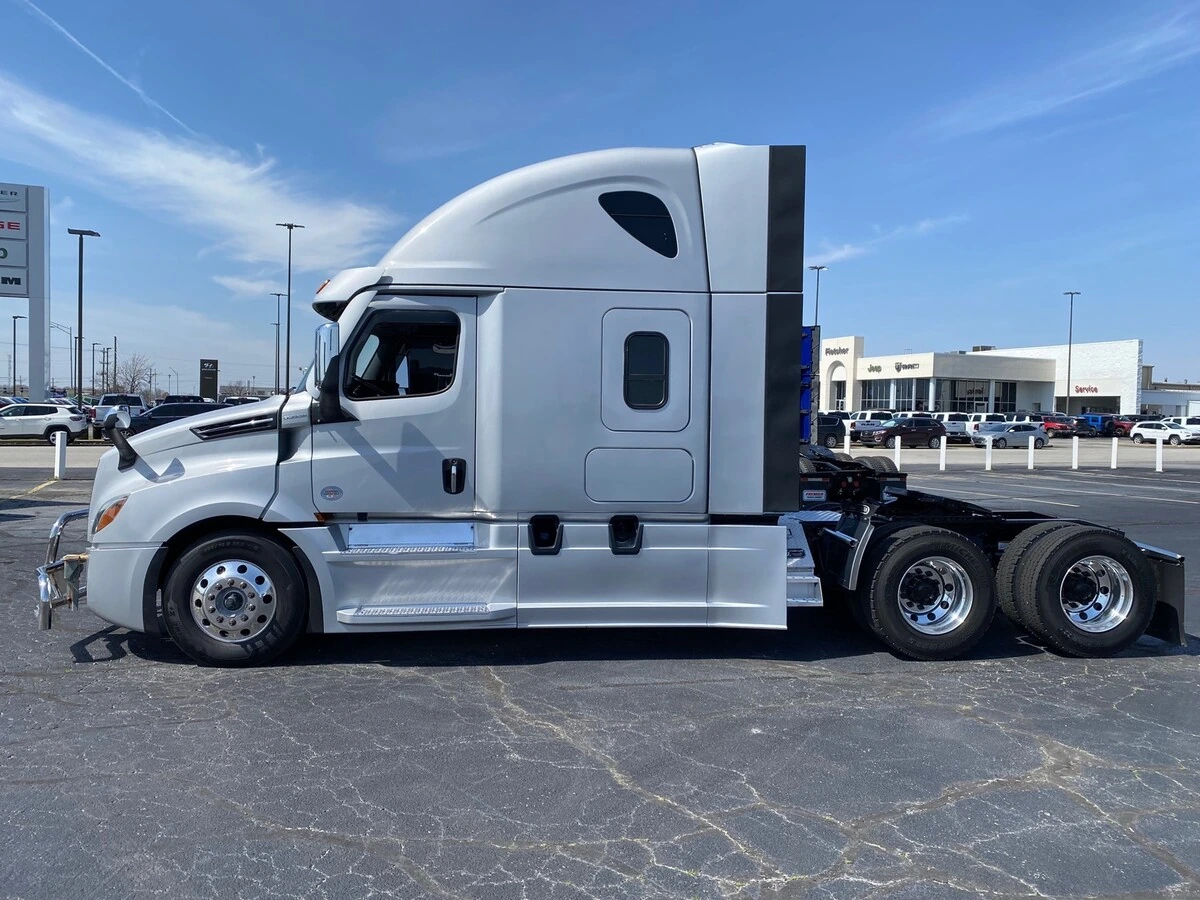 2024 Freightliner Cascadia - image 2