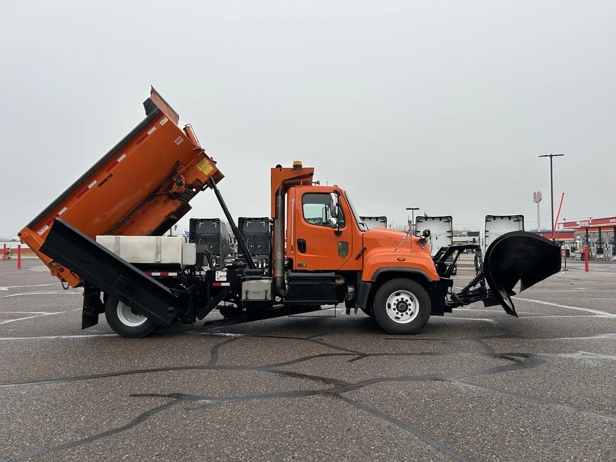 2015 Freightliner 114SD - image 4