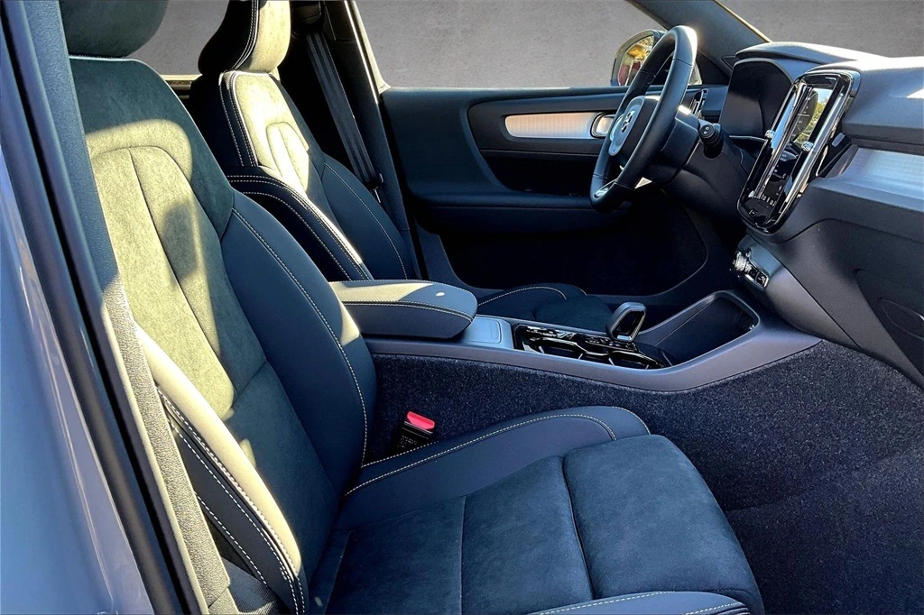 2026 Volvo - image 10