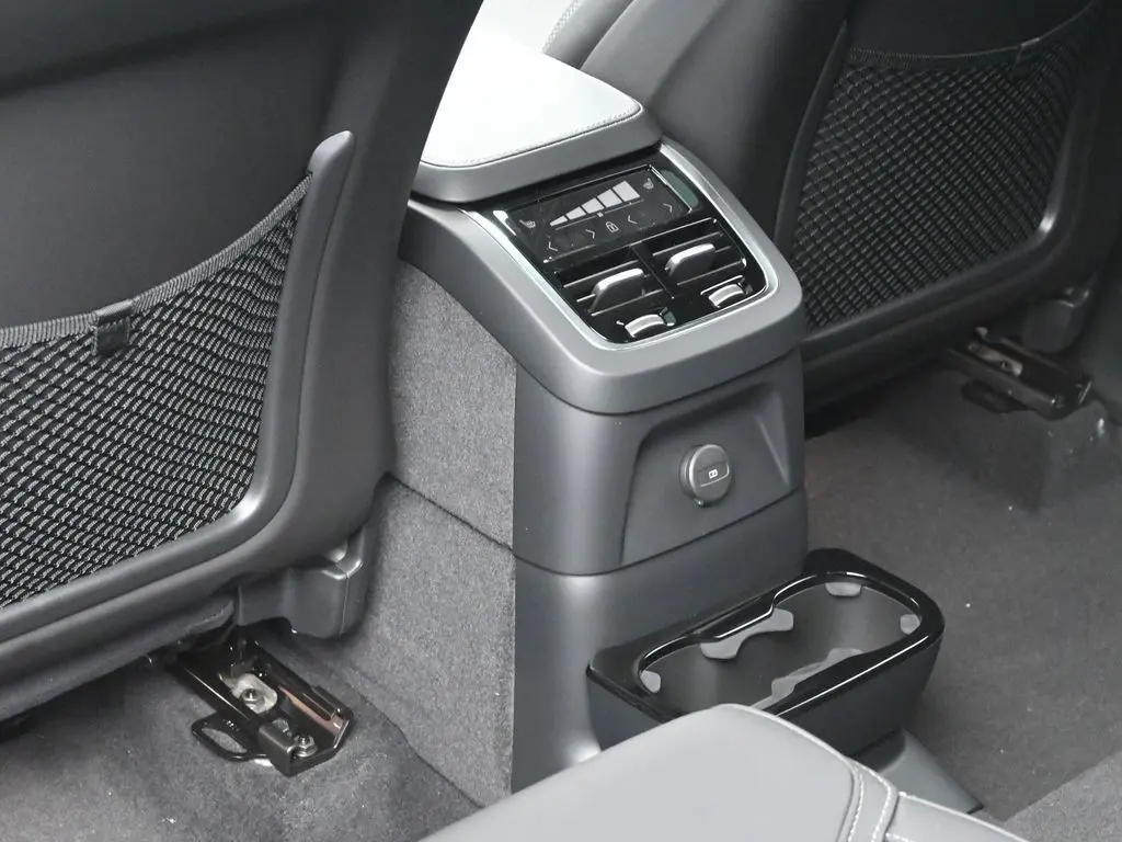 2025 Volvo - image 25