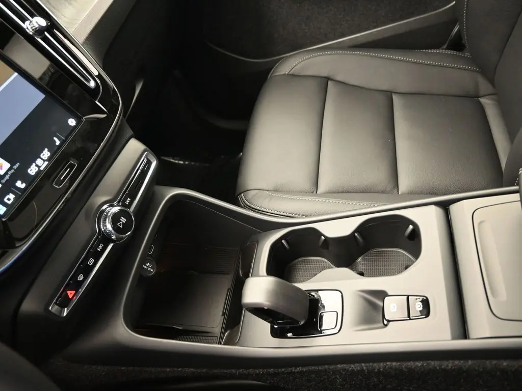 2025 Volvo - image 16