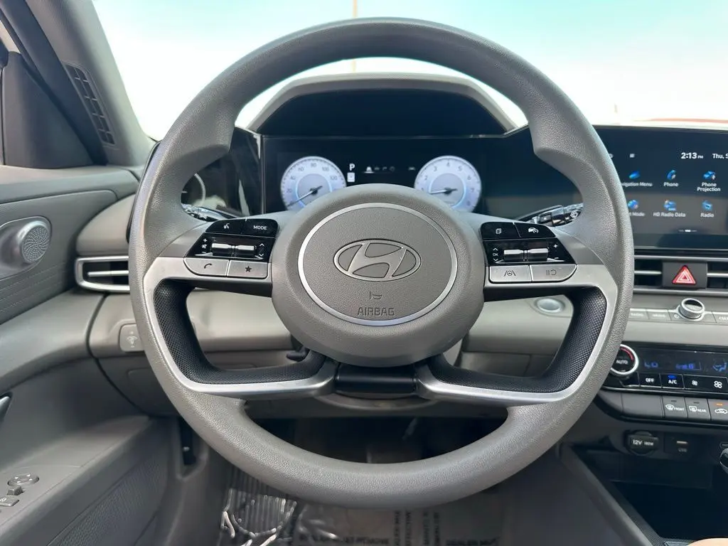 2024 Hyundai Elantra SEL photo 17