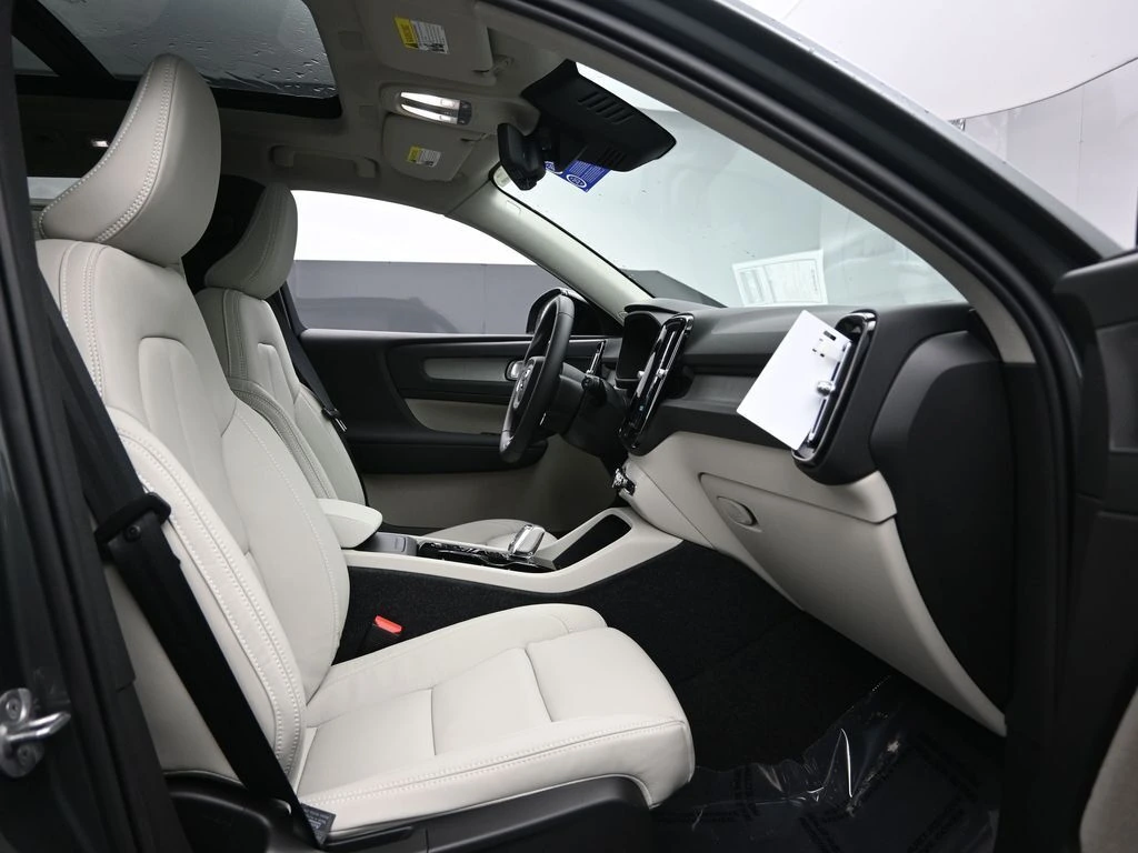 2026 Volvo - image 28