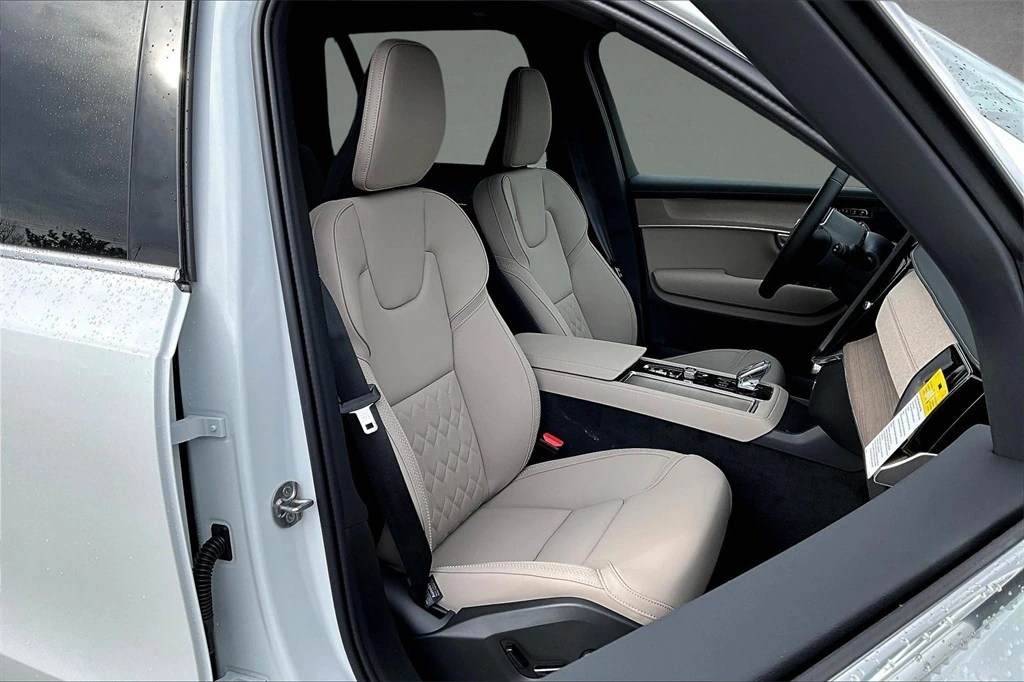 2026 Volvo - image 10