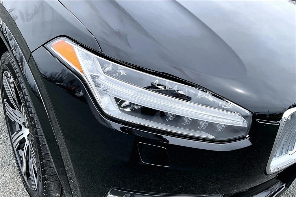 2025 Volvo - image 33