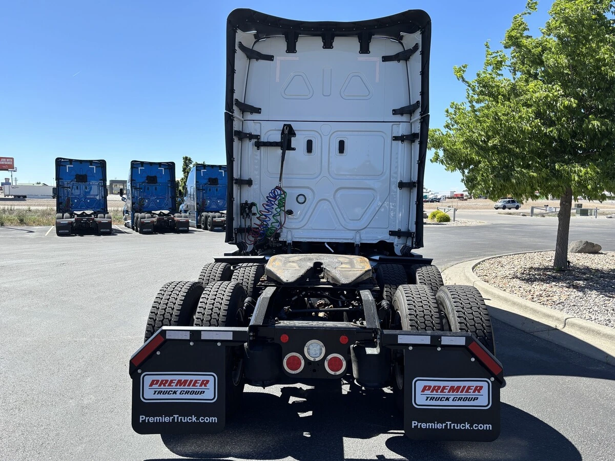 2025 Freightliner Cascadia — photo 7