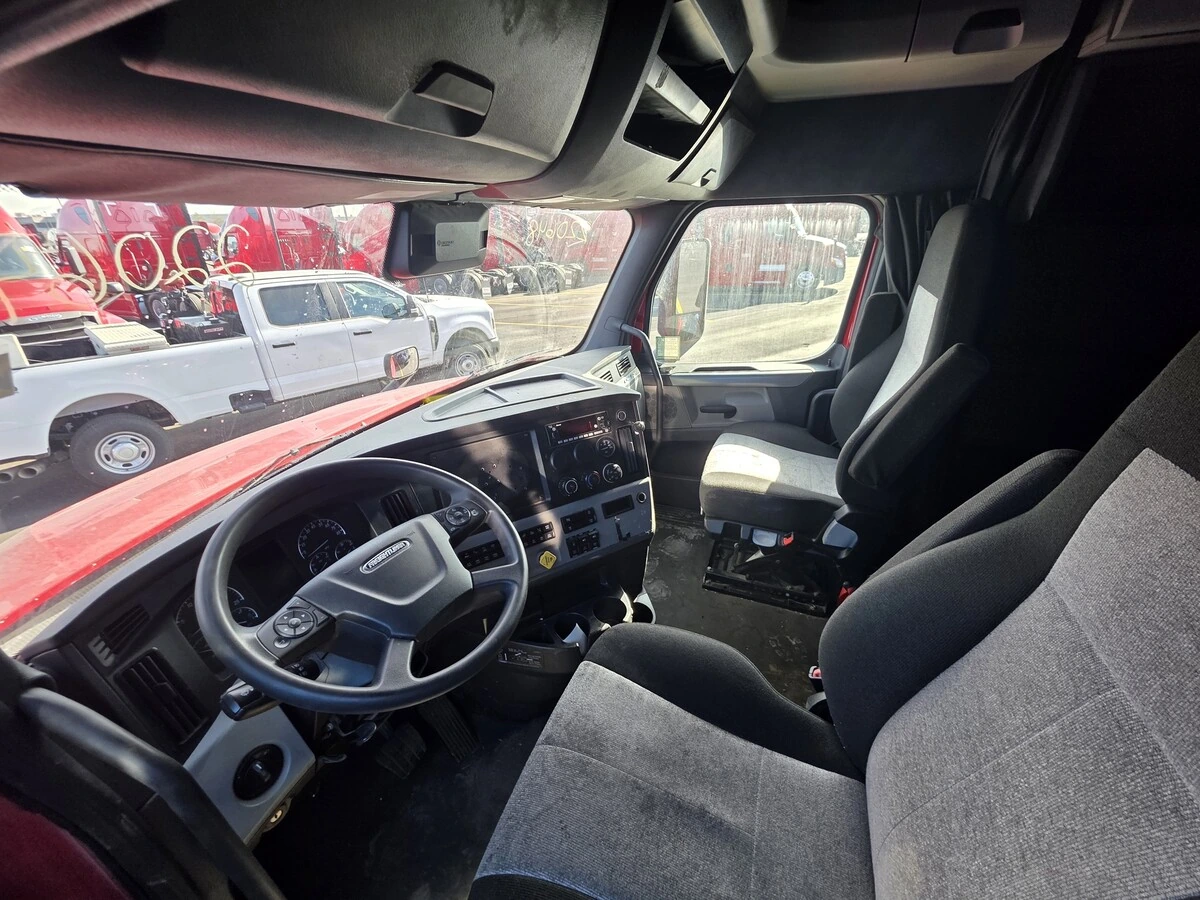 2022 Freightliner Cascadia - image 5