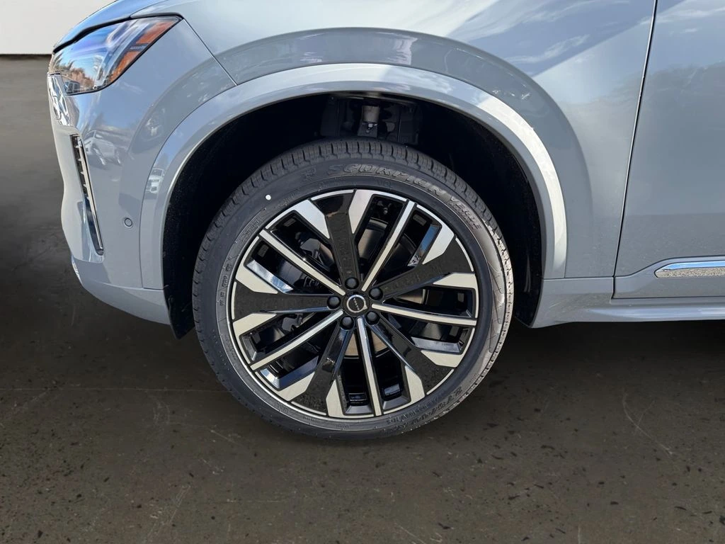 2026 Volvo - image 25