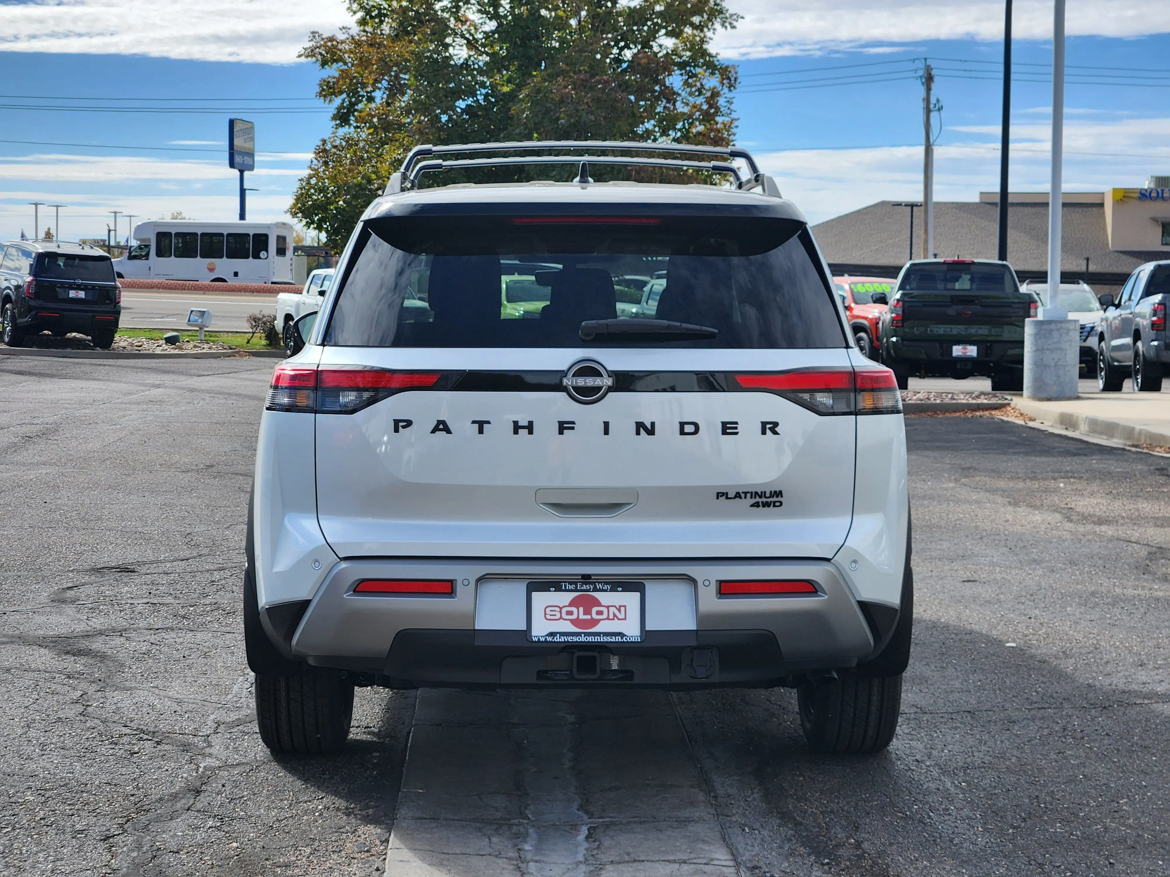 2025 Nissan Pathfinder Platinum photo 3