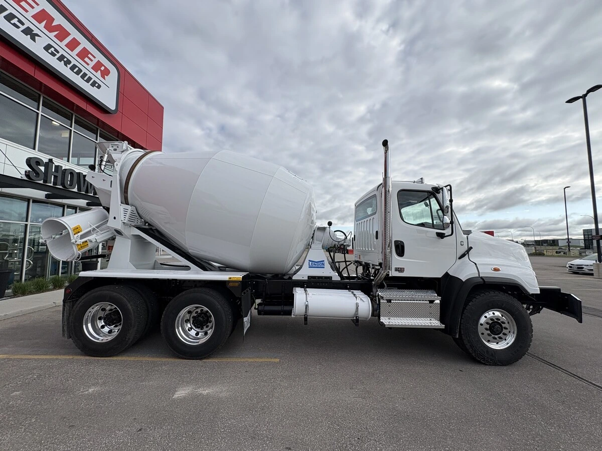 2027 Freightliner 114SD — photo 4