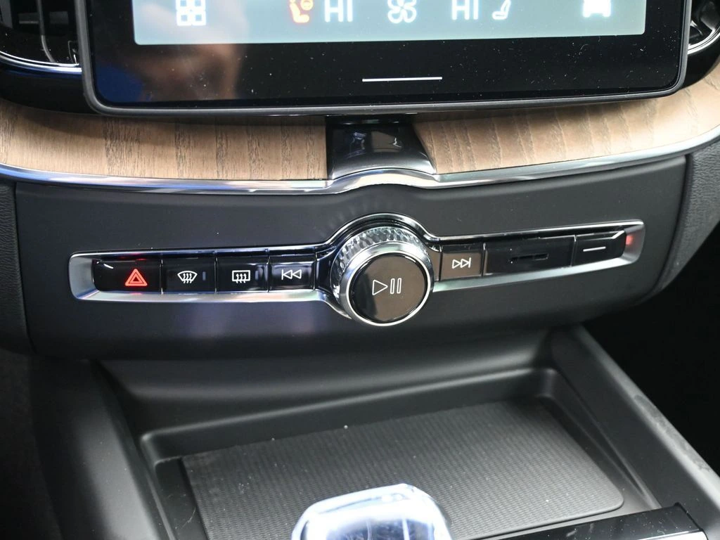2026 Volvo - image 11