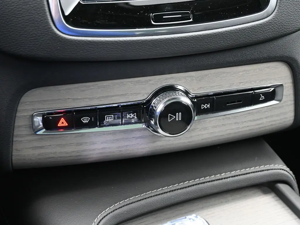 2025 Volvo - image 16
