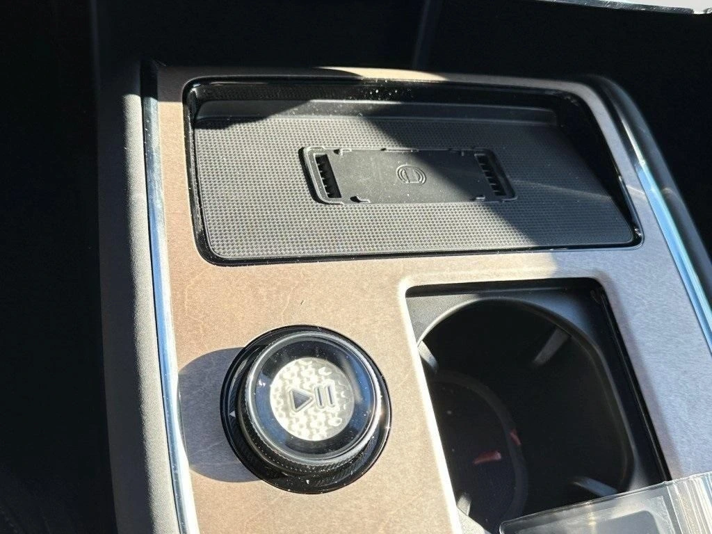 2025 Volvo - image 19