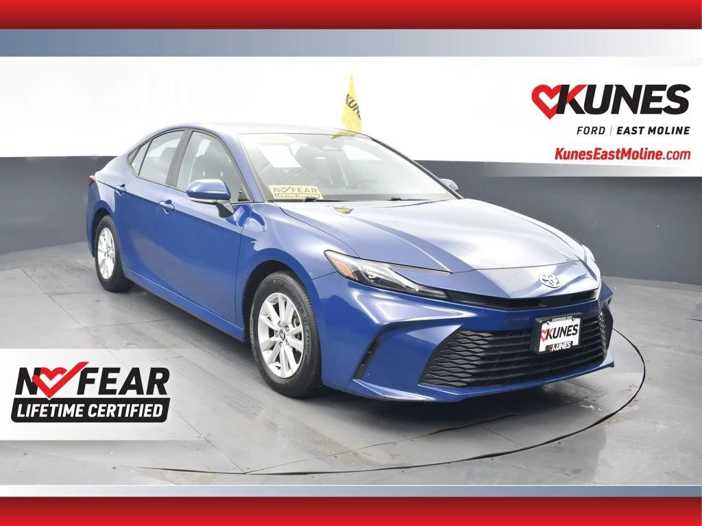 2025 Toyota Camry LE's photo
