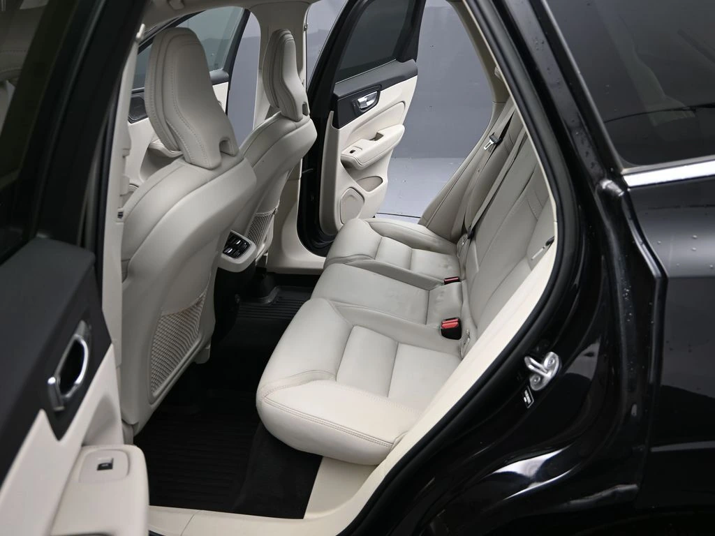 2022 Volvo - image 18