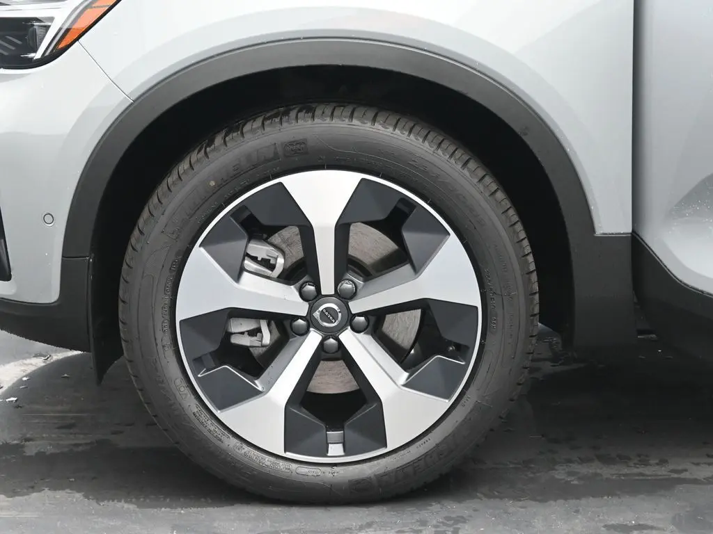 2026 Volvo - image 29