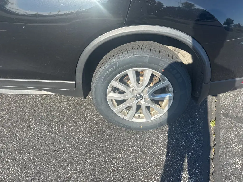 2020 Nissan Rogue SV photo 6