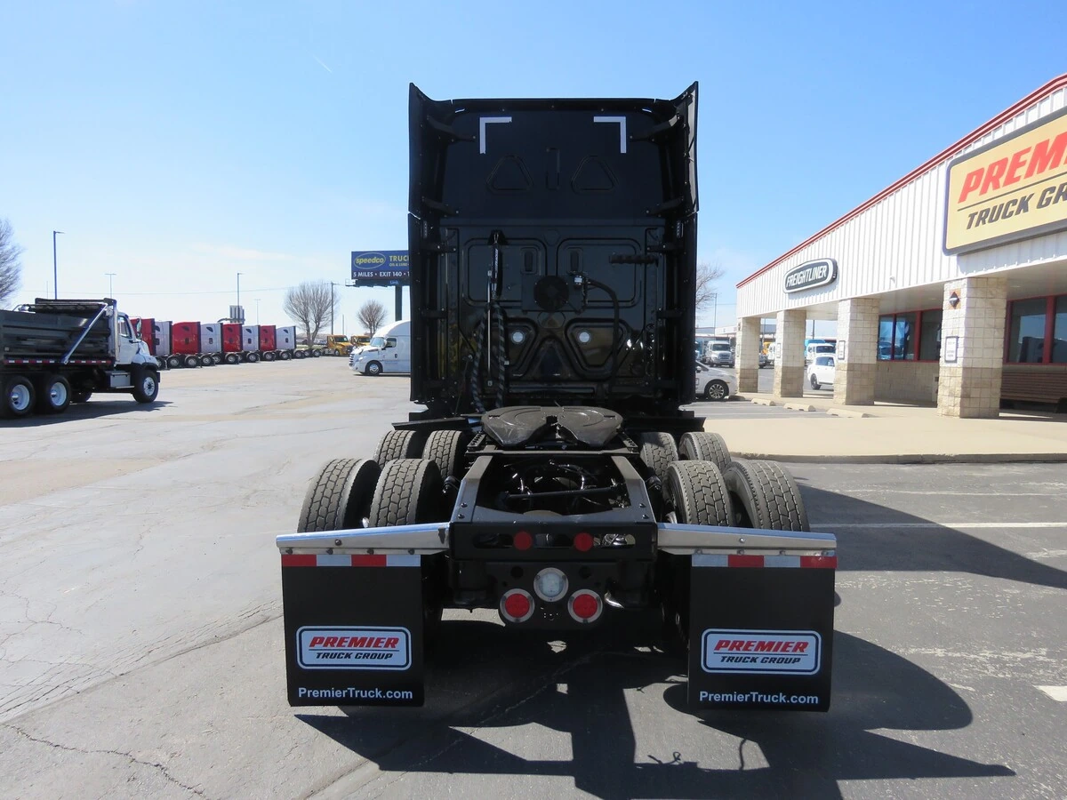 2022 Freightliner Cascadia - image 5